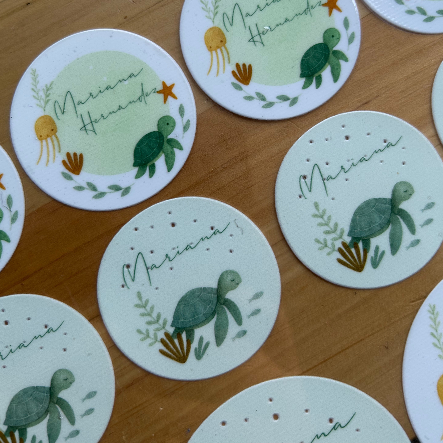 Silueta Nombre y Apellido, Etiquetas Lavables, Resistentes al Agua, Personalizadas para Tuppers y Termos