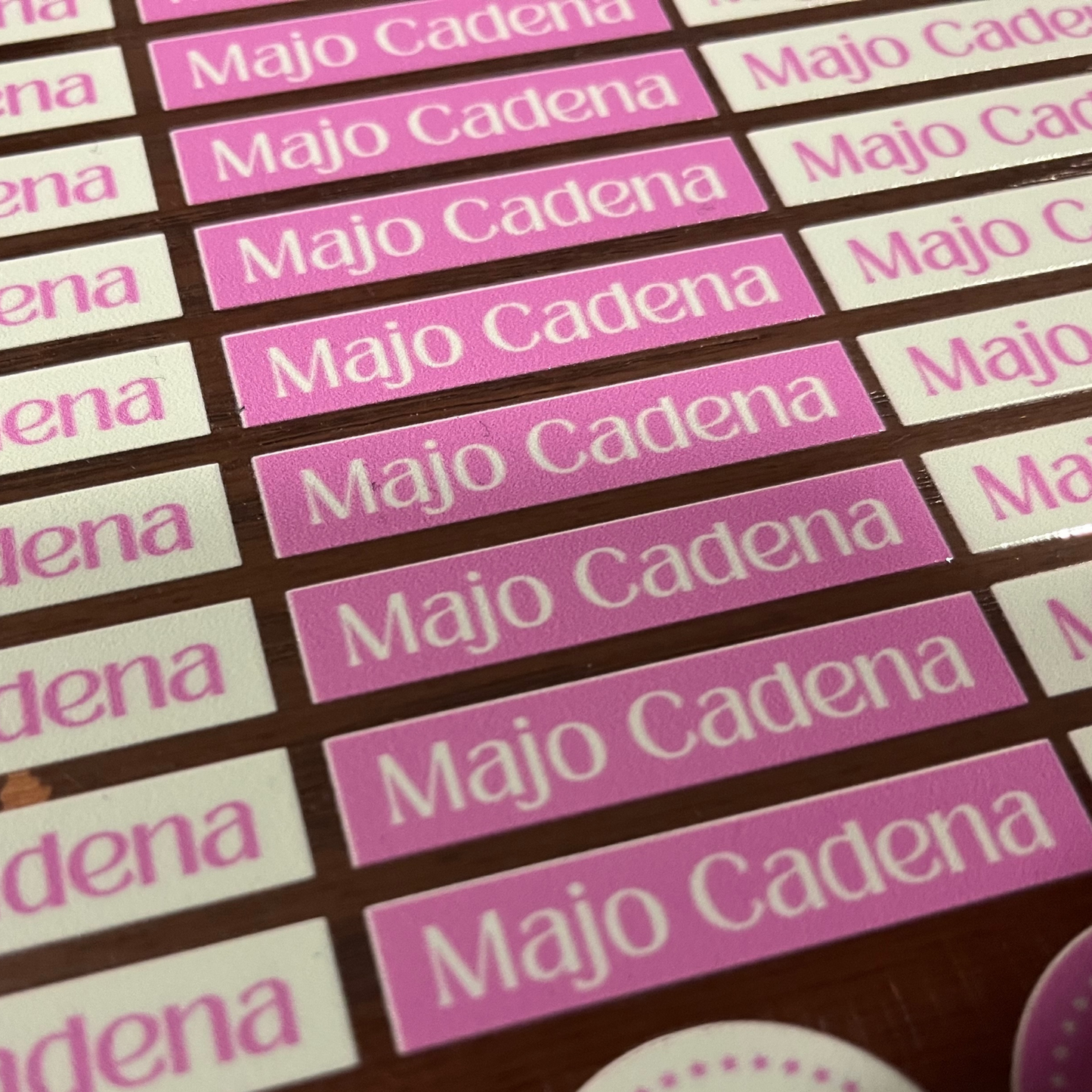 Fondo blanco letras rosas,Etiquetas para Tuppers y Termos, Resistentes al Agua